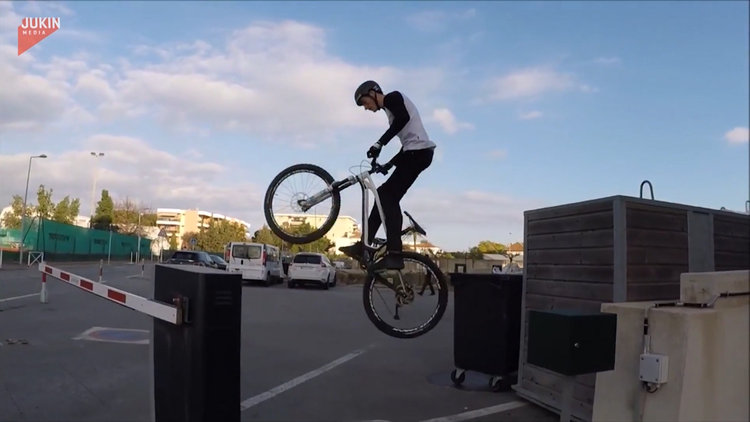 Serbest stil dağ bisikletçisinden sokakta muhteşem performans