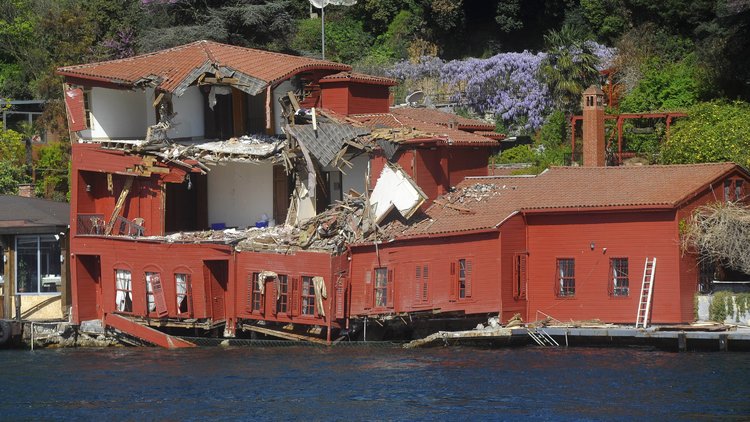 Yavaş yavaş çöküyor! İşte tarihi yalının son durumu