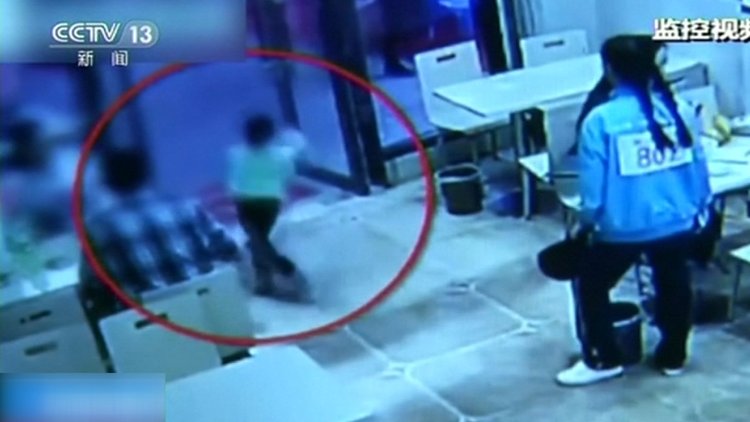 Hamile kadın 4 yaşındaki çocuğa çelme takıp hastanelik etti