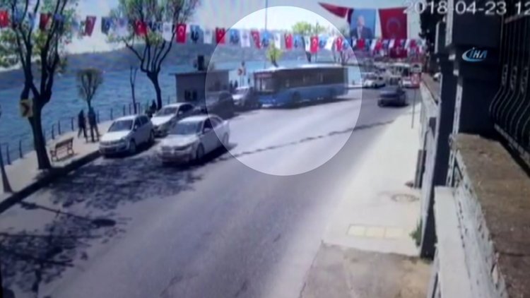 Yine halk otobüsü kazası... Sahil yolunda yürüyenler ölümden döndü