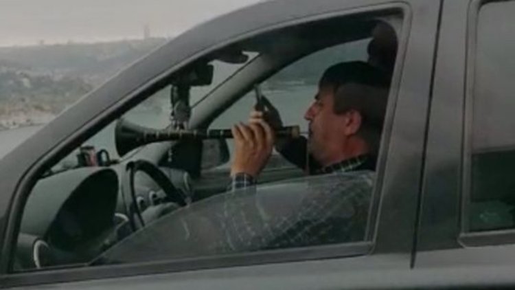 Direksiyonu bırakıp zurna çaldı, kazaya davetiye çıkardı!