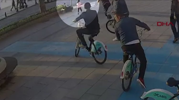 Bir anlık refleksle küçük kızı ölümden kurtardı