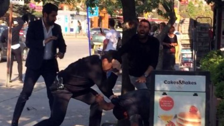 Alkollü iki kişi sokak ortasında polisle tekme tokat kavga etti