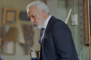 "Bu yumruğu masaya sert vuracaksın!"