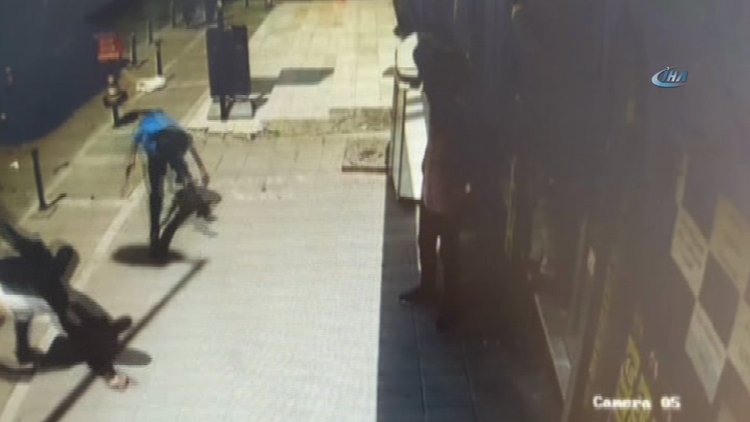 Polisten kaçarken tekvandocuya yakalandılar...O anlar kamerada