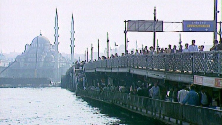 1991'de Türkiye: İstanbul'da gecekondulaşma, Türkiye'de Kürt olmak, Mor Çatı, Galata Köprüsü, Agatha Christie'nin gizemi
