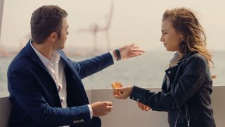 Can, Ferah'ın vapura binip, martılara simit atmak istediğini öğreniyor.