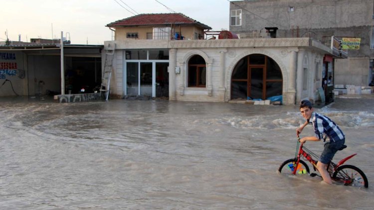 Su borusu patladı... Mahalle göle döndü!