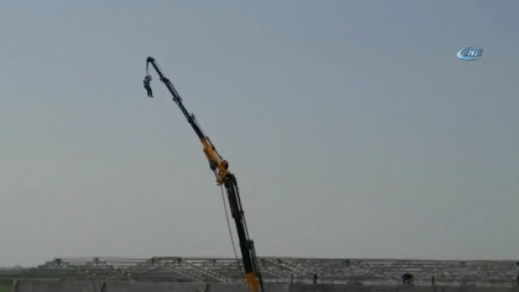 Metrelerce yükseklikteki vinci salıncak yaptı
