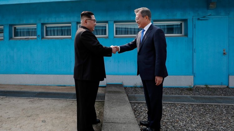 Kuzey ve Güney Kore liderlerinin tarihi el sıkışma anı
