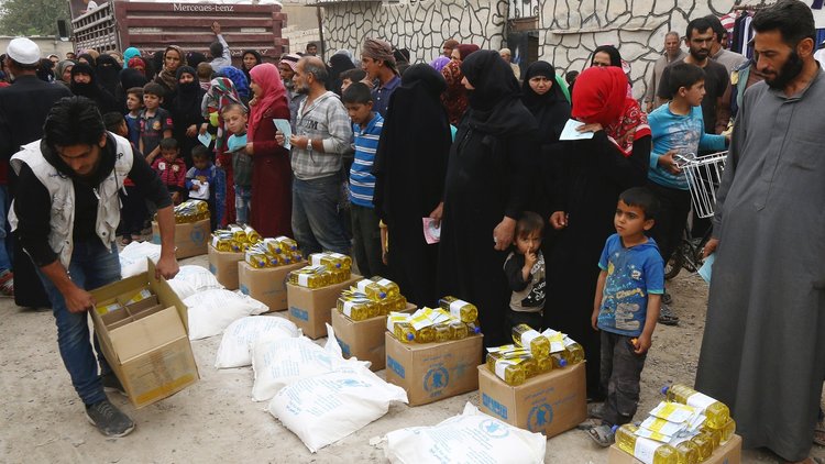 Rakka'daki sivillere 4 yıl sonra ilk gıda yardımı yapıldı
