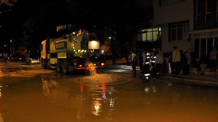 Ana su borusu patladı, mahalleli deprem oldu sandı