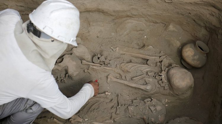 Göğüs hizasında kesikler açıldı, kalpleri çıkarıldı... Peru&#039;da 140 çocuğa ait mezarlar bulundu!