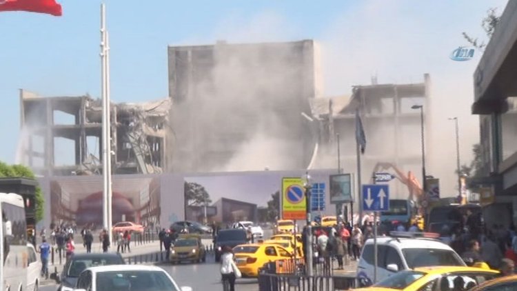 AKM'nin ön cephesi büyük bir gürültüyle yıkıldı! O anlar kamerada