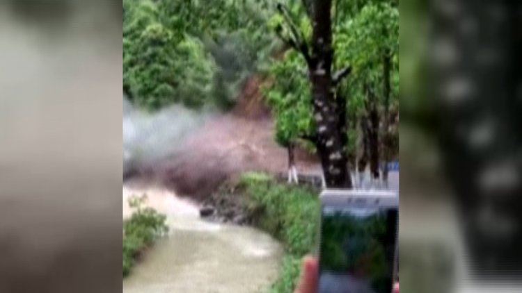 Toprak kayması otoyolu yuttu! O anlar kamerada...