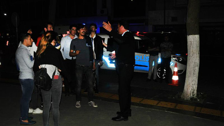 Bize ne oluyor? Polis ikna etmeye çalışırken 'atla' diye bağırdılar