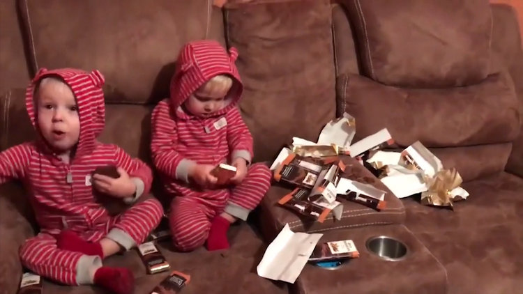 ikizlerden çikolata partisi