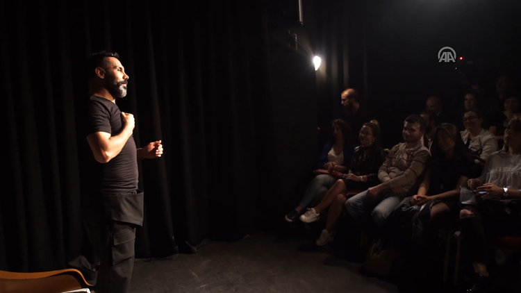 Oyuncu Umut Oğuz sahnede evlenme teklif etti