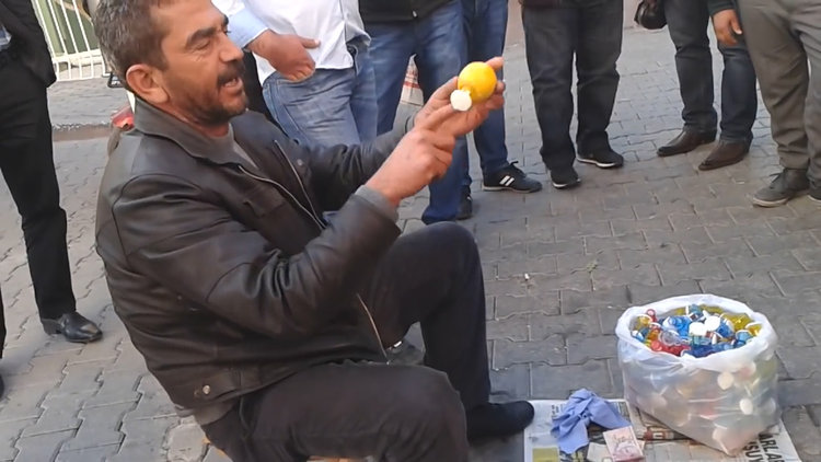 Limon sıkacağı satan seyyar satıcı