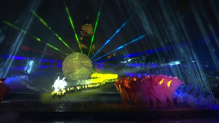 Çin&#039;de 1 Mayıs ışık şovlarıyla kutlandı