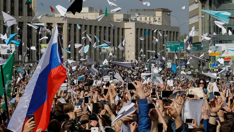 Rusya&#039;da dev protesto! Binlerce kişi o yasağa karşı kağıttan uçak uçurdu