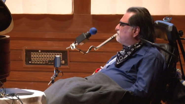 Dünyada bir ilki geçekleştirdi: Gözleriyle yan flüt çaldı