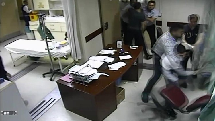 Acil serviste skandal görüntüler! Yaralı yakınları polis ve 2 hastane çalışanını darp etti