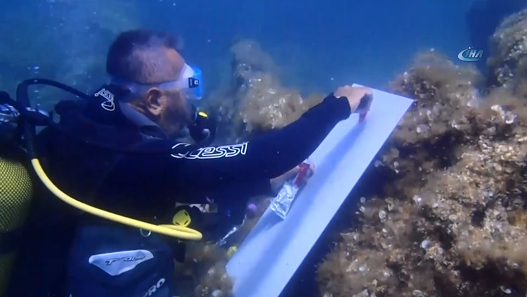 Denizin altında "Atatürk" resmi çizdi