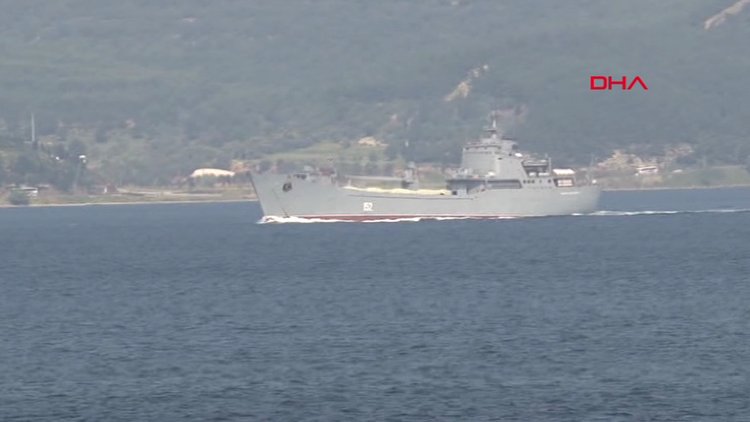Rus çıkarma gemisi, Çanakkale Boğazı'ndan geçti