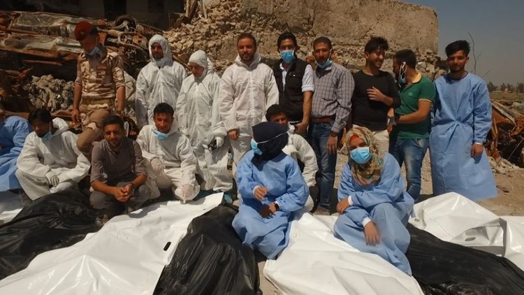 Musul: Bir grup gönüllü enkaz altından hâlâ ceset çıkarıyor