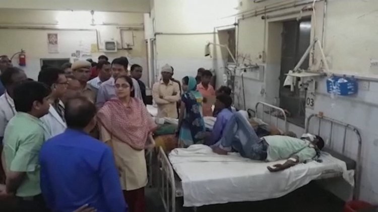 Hindistan'ı önce kum fırtınası sonra şiddetli yağış vurdu... Çok sayıda ölü ve yaralı var