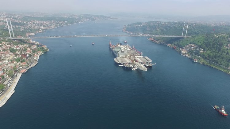 Türk Akım’ı döşeyen gemi Pioneering Spirit Boğaz'dan geçti