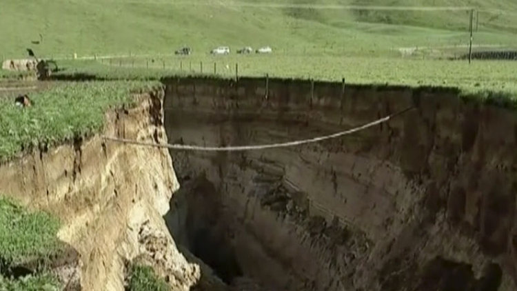 Dünya parçalanıyor mu? 3 ülkede ayrı ayrı dev yarıklar oluştu