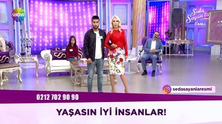 Samsun'da tramvayda yolculuk eden bir genç, ayağında ayakkabısı bulunmayan bir çocuğa ayakkabılarını verdi.