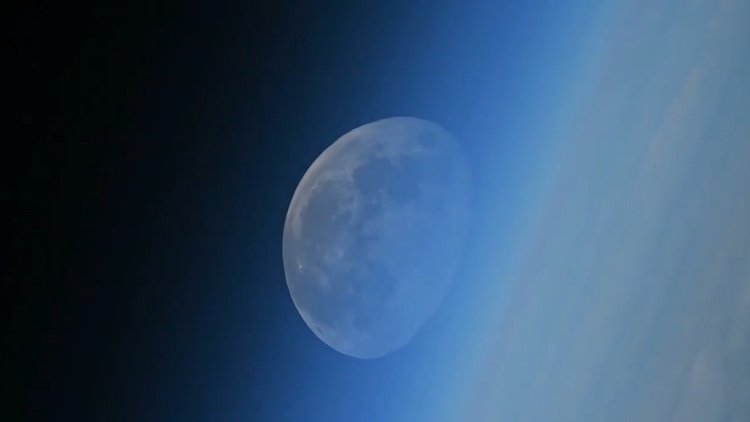 Ay, Dünya'nın ufuk çizgisindeki mavilikte yavaş yavaş kayboldu... İşte o anlar