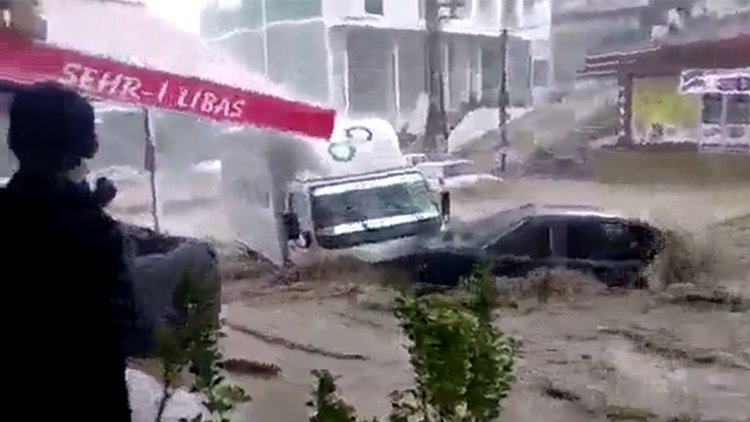 Ankara'da sel... Onlarca araç sürüklendi... 