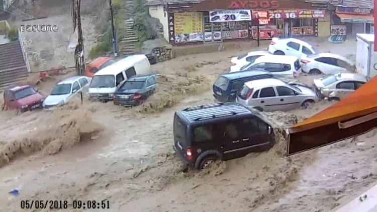 Ankara'daki sel felaketinde yeni görüntüler... Korku dolu anlar güvenlik kamerasında