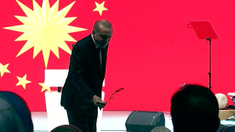 Cumhurbaşkanı Recep Tayyip Erdoğan kürsüdeki zeytin dalını eşine verdi