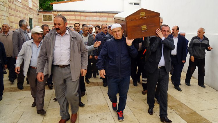 5 cenaze 1 tabut... Kastamonu&#039;da yakılarak öldürülen aile 6 ay sonra toprağa verildi