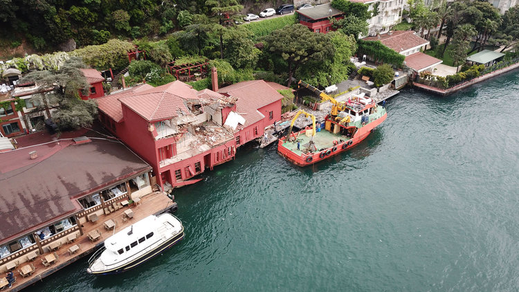 Gemi çarpan tarihi yalıda onarım başladı