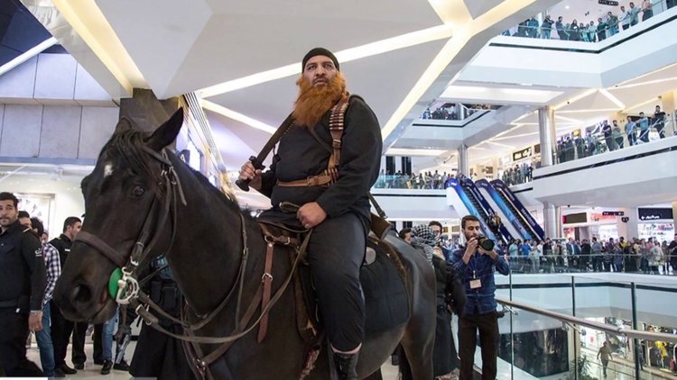DAEŞ militanları gibi giyindiler, AVM bastılar!