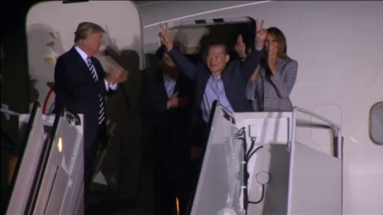 Kuzey Kore'nin serbest bıraktığı ABD'lileri Trump çifti karşıladı!