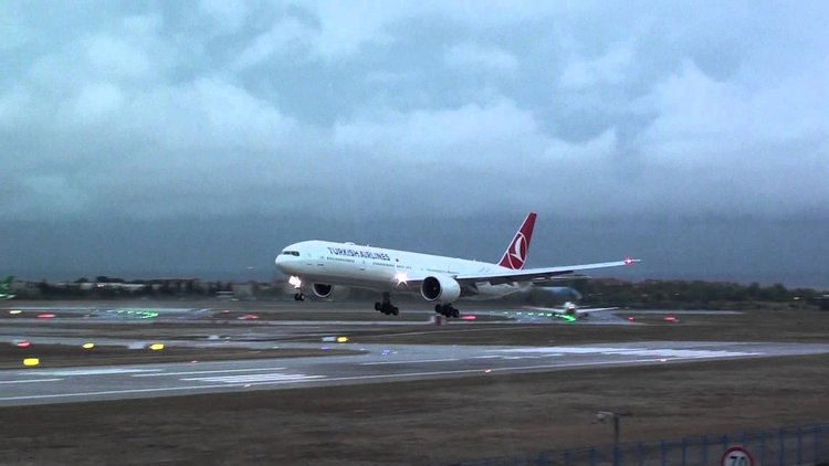 Atatürk Havalimanı&#039;nda korku dolu anlar... Uçağa kuş çarptı