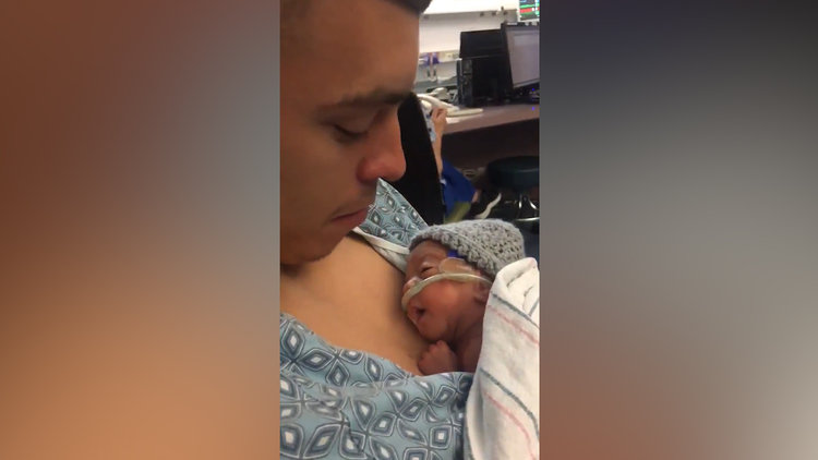 Dünyaya yeni gelen kızına öpücük konduran baba ve ufaklığın öpücüğe olan harika tepkisi