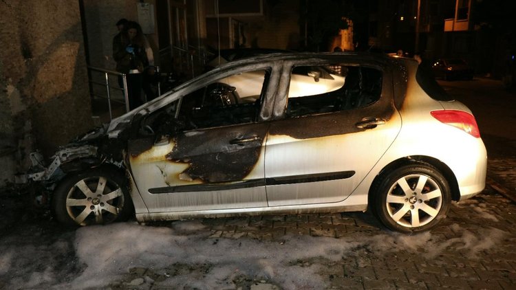 Boşandığı eşinin aracını yaktı! Polisi arayıp kendini ihbar etti