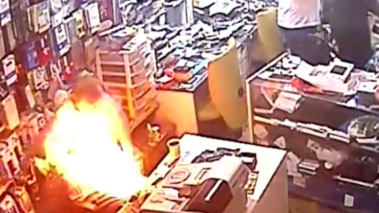 Tamir etmek istediği telefon elinde patladı