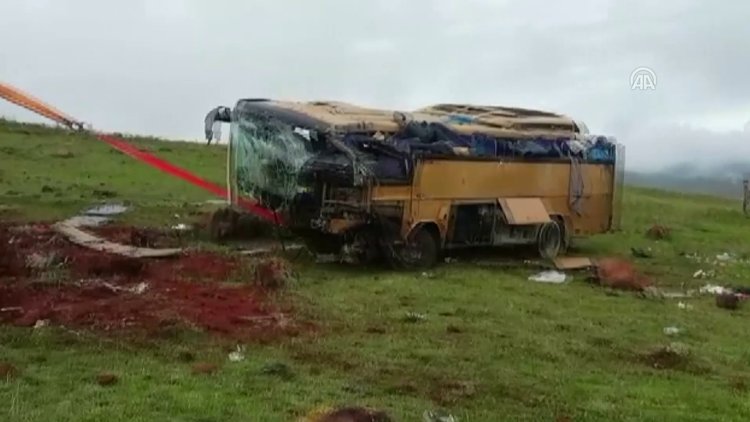 Midibüs şarampole devrildi: 4 ölü, 22 yaralı