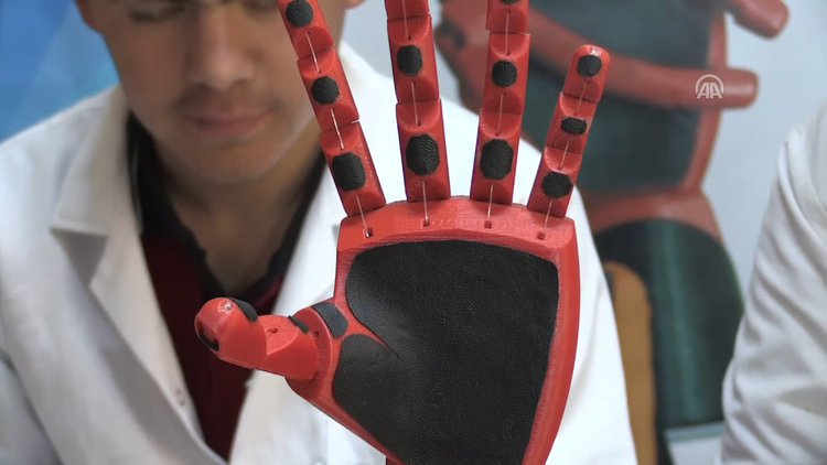 Liseliler tehlikeli işler için "biyonik el" yaptı