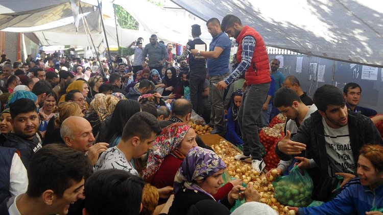 O pazara gidenler şoka girdi! Her şey ücretsiz dağıtıldı
