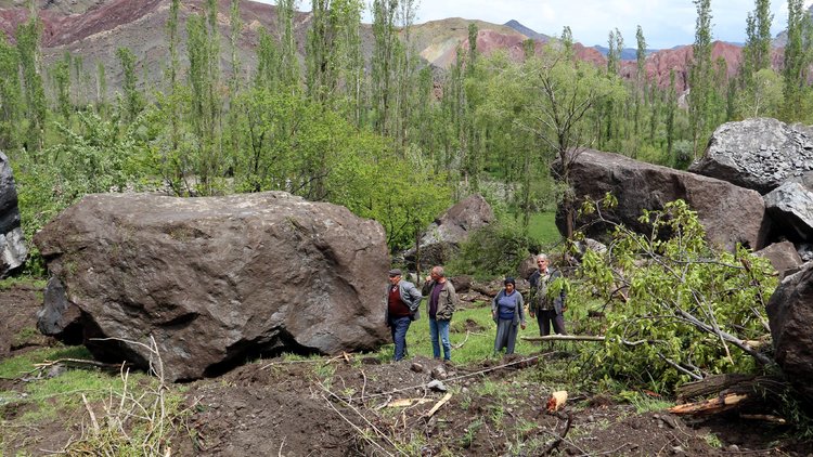 Erzurum&#039;da heyelan... Dağdan kopan kayalar panik yarattı!